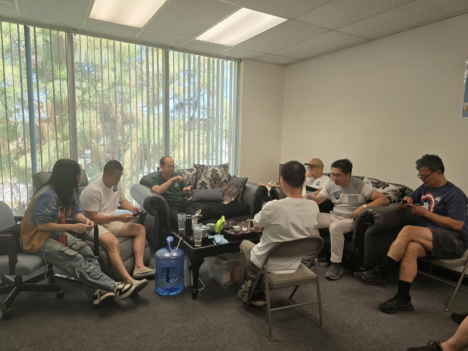 桥友会现场:换一个角度看同一间办公室,众人围着茶台而坐