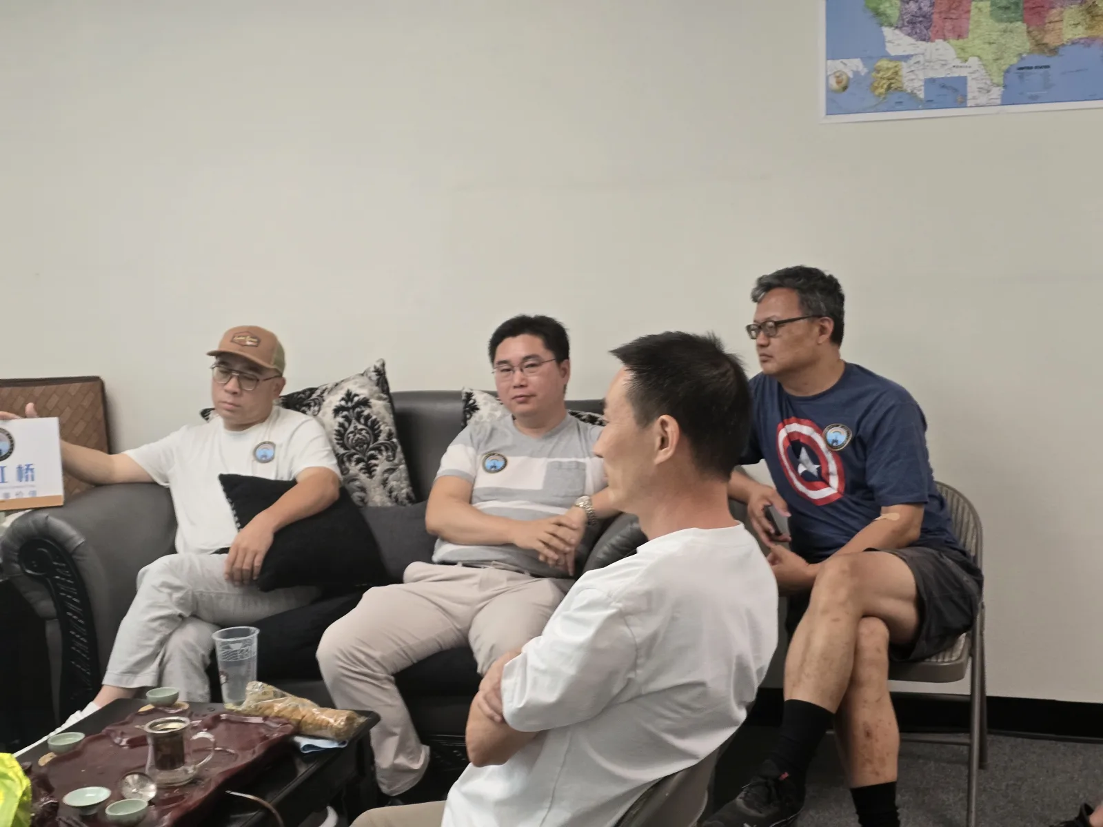 桥友会现场:沙发一侧的近景,画面左缘是彩虹桥台牌