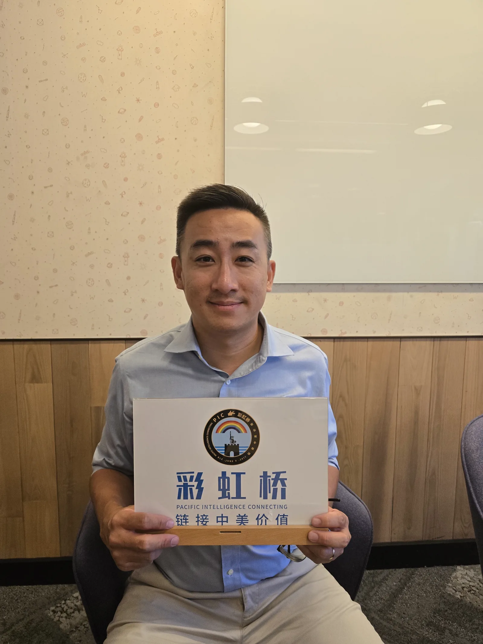 彩虹桥 8/11 帕萨迪纳桥友会:另一位桥友手持彩虹桥台牌留影